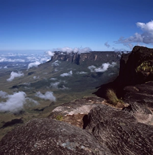 Outdoor Adventure Photoshoots Drucke: From the summit of Mount Roraima (Cerro Roraima), looking across to Mount Kukenaam