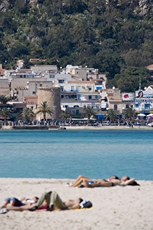 Italian Seaside Towns Drucke: Sunbathers on beach