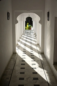 Rajasthan Travel Destinations Drucke: Sunlight on Moghul style passageway, Udaipur, Rajasthan, India, Asia