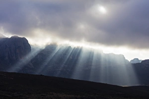 Sonnenstrahlen durchdringen die Wolken in der Nähe des Andringitra-Nationalparks in Ambalavoa im Zentrum