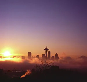 Sonnenuntergang über Silhouette der Seattler Skyline und Mt.Rainier in Seattle, Washington