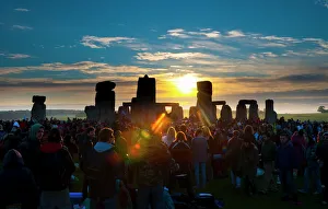 Sonnenuntergang bei den Sommer-Solstiz-Festen in Stonehenge, Weltkulturerbe der UNESCO