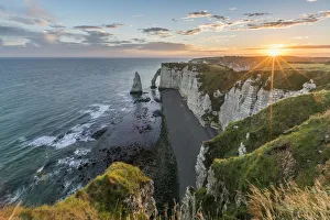 Coastal Landscape Photography Drucke: Sunrrays at dawn at the cliffs, Etretat, Normandy, France, Europe