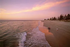 Bilder Datiert 25. Juli 2008: Sonnenuntergang an der Brighton-Strand in Adelaide im Südaustralischen Bundesstaat Australien am Pazifik