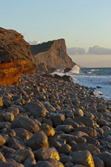 Sonnenuntergang am Strand von Kodolar-Boulder-Strand in Ibiza auf den Balearen Inseln Spanien im Mittelmeer Europa