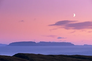 Isle Of Skye Drucke: Sonnenuntergang und halbmond über die Insel Eigg
