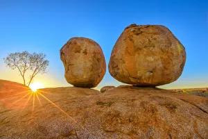 Australian Desert Scenery Drucke: Sunset light rays at Devils Marbles, the Eggs of mythical Rainbow Serpent, at Karlu Karlu