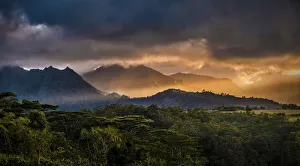 Pacific Island Landscapes Drucke: Sunset light streaking through mountains, Kauai, Hawaii, United States of America