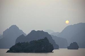 Sunset In Southeast Asia Drucke: Sunset against limestone grotto islands