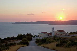Sonnenuntergang über dem Meer von Lourdáta-Bucht mit einem Monasterium im Vordergrund nahe der Stadt Lourdáta auf der Insel Kefalonië (Kefallonia oder Cephalonien), Ionische Inseln, griechischen Inseln, Griechenland, Europa
