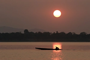 Mekong River Sunset Drucke: Sunset over the Mekong river