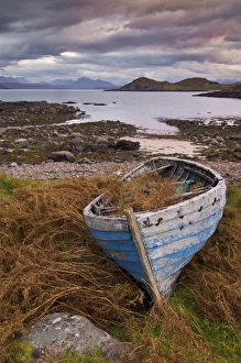 Drucke von Sonnenuntergang alte blaue Fischerboote Inverasdale See von Loch Ewe Wester Ross Nordwestschottland Vereinigtes Königreich Europa See Drucke: Sonnenuntergang alte blaue Fischerboote Inverasdale Loch Ewe Wester Ross Nordwestschottland