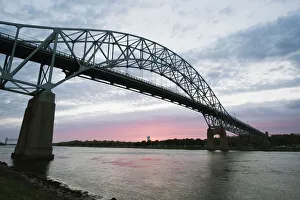 Drucke von Sonnenuntergang über dem Sagamore-Bergbrücke am Kap-Cod-Kanal auf der Insel Kapp-Cod in Massachusetts im Bundesstaat Neuseen-England in den Vereinigten Staaten von Amerika und Nordamerika Verwandte Bilder Drucke: Sonnenuntergang über dem Sagamore-Bridge in der Kap-Cod-Kanal auf Kap-Cod im Bundesstaat Massachusetts in Neuengland