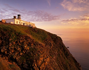 Evening Light In Scotland Drucke: Sunset over Sumburgh Head lighthouse