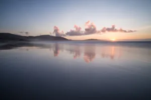 Scottish West Coast Beaches Drucke: Sunset at Traigh Eais, Barra, Outer Hebrides, Scotland, United Kingdom, Europe