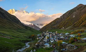 Central Asia Landscapes Drucke: Sunset view of Ushguli, with Mount Shkhara covered in cloud, Mestia