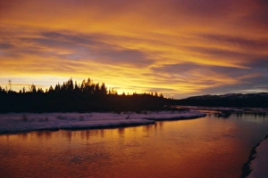 US National Parks Scenic Beauty Drucke: Sunset over a warm river in winter