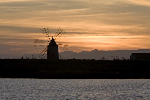 Sicily Sunset Drucke: Sunset over windmill on salt beds, Trapani, Sicily, Italy, Mediterranean, Europe