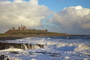 Rudern auf Felsen in Dunstanburgh Castle im Nordumberland in England im Vereinigten Königreich Europa