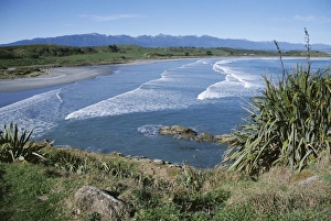 Pacific Ocean Surf Drucke: Surf rolling onto deserted beaches