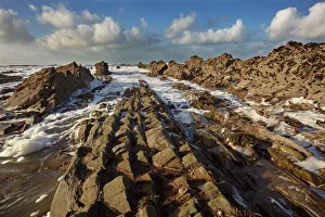 Drucke von Wellen auf einer rochen Atlantikküste rollend in die Felsen bei der Breitmeul bay nahe Budle im Südwestengland Großbritannien Vereinigtes Königreich Europa Bude Drucke: Wellenwellen auf eine felsige Atlantikküste rollen und sich an der Breitengradmeile 50