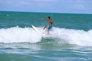 Drucke von Surfer am Strand von Praia do Amor in der Stadt Pipa im Bundesstaat Rio Grande do Norte auf dem Land Brasilien Südamerika Brasilien Drucke: Surfer am Strand von Praia do Amor in der Stadt Pipa im Bundesstaat Rio Grande do Norte in Brasilien Südamerika