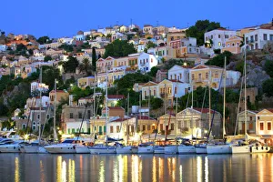 Drucke von Hafen von Symi, Symi in den Ägäis-Inseln Griechenland Europa Griechenland Drucke: Harbour von Symi in der Stadt Symi im griechischen Teil des Ägäis-Archipels auf den Inseln Griechenlands an der