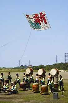 Drucke von Tamburdrum-Gruppe von Taiko Drums - Festivals für den Großvater der Kite-Festivals in Otako im Bezirk Sagamihara in der Präfektur Kanagawa nahe Tokio Sagamihara Drucke: Tambur-Trommelgruppe