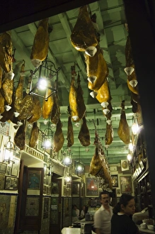 Santa Cruz District Spain Drucke: Tapas bar and restaurant with hams hanging from the ceiling