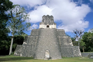 Tikal National Park Attractions Drucke: Temple 2 from the front