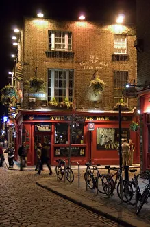 Drucke von Der Pub The Temple Bar in der Gegend von Temple Bar in der Grafschaft Dublin im Freistaat Irland (Irland/Eiré) an der Europäischen Union Verwandte Bilder Drucke: Der Tempelbar-Pub