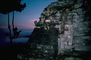 Drucke von Tempel von Sukuh im Bezirk Solo auf der Insel Java in Indonesien Südostasien Asien Verwandte Bilder Drucke: Tempel von Sukuh
