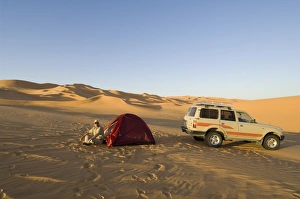 North Africa Travel Guide Drucke: Tent and SUV in desert
