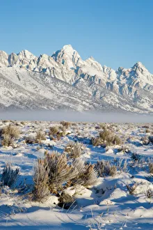 Snowy Mountain Range Drucke: Tetons with first light in the valley with snow
