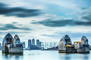England Drucke: Thamesbarrier am Fluss Themse und im Hintergrund der Canary Wharf, London, England
