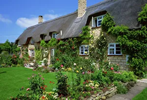 Dachgesindehäuschen in der Grafschaft Gloucester Schottland Die Cotswolds Großbritannien Vereinigtes Königreich Europa