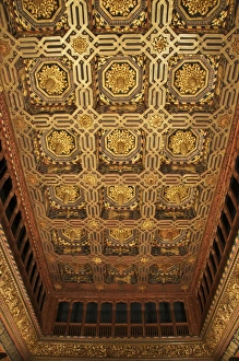 Die Thronräume mit Kaiserschleife Decke und typischer Dekoration im Aljaferiapalast in Zaragoza aus dem 11. Jahrhundert Spanien Europa