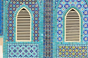 Hazrat Ali Assassination Site Drucke: Tiling round shuttered windows, Shrine of Hazrat Ali, who was assissinated in 661