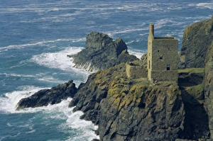 Drucke von Munitionsladung am Küstenabschnitt von Botallack in der Grafschaft Cornwall im Vereinigten Königreich Großbritannien und Nordwales in Europa Botallack Drucke: Munitionslager aus Zink an der Küste von Botallack in Cornwall im Vereinigten Königreich Großbritannien Europa