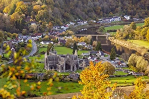 Drucke von Tintern Abtei im Tal des River Wye in der Grafschaft Monmouthshire in Wales im Vereinigten Königreich Europas Verwandte Bilder Drucke: Tintern Abtei im Tal der Wye in Monmouthshire (Wales) im Vereinigten Königreich Europas.