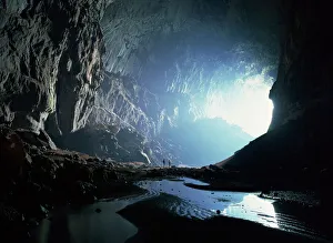 Kleine Figuren zeigen die Skala des Deer Caves nach hinten zurück