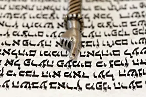 Tora-Scroll und Yad als Symbol der jüdischen Tradition in Frankreich
