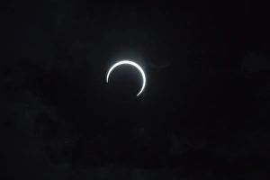 Drucke von Solare Sonnenfinsternis während eines totalen Mondfinsternisses am 1. September 2016 in Tamatave im östlichen Madagaskar auf der afrikanischen Insel Verwandte Bilder Drucke: Solare Sonnenfinsternis während eines totalen Mondfinsternisses am 1