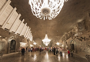 Drucke von Fahrt für Touristen zur Kapelle von St. Königin in der Salzbergwerkstadt Wieliczka ein UNESCO-Welterbe im historischen Krakau in den Sudetenlanden Polens Polen Drucke: Turistenroute zur Kapelle von Schützenkönigin Koninga im Salzbergwerk von Wieliczka ein UNESCO-Weltkulturerbe in der