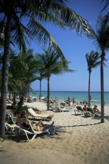 Mayan Riviera Tourism Drucke: Tourists on the beach