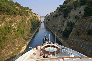 Corinth Canal Greece Drucke: Tourists on the bow of a ship being pulled by tug through