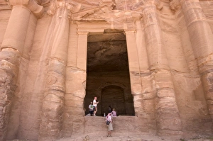 Petra Monastery Drucke: Tourists at the door of the Monastery