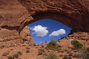 Tourist Attractions In Utah Drucke: Tourists at North Window