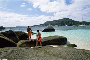 Seychelles Tourism Drucke: Tourists on rocks