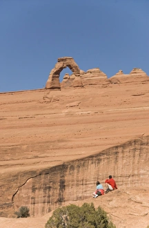 Eroded Sandstone Landscapes Drucke: Tourists viewing the Delicate Arch, Arches National Park, Utah, United States of America